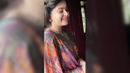 Una tía india muy atractiva con un sari verde muy sexy