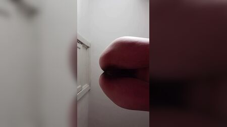 Yoga fitness para nudistas. Una MILF peluda haciendo yoga desnuda en un gimnasio nudista. Unas vistas increíbles