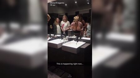 Chloe jugando con sus pechos en el baño de chicas