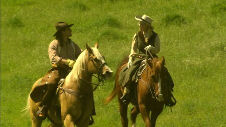 Montar a caballo y follar en una granja: ¡mujeres vestidas de blanco!