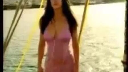 Kirsty Gallacher luce sus generosas tetas y sus sensuales curvas