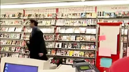 En la tienda de libros para adultos
