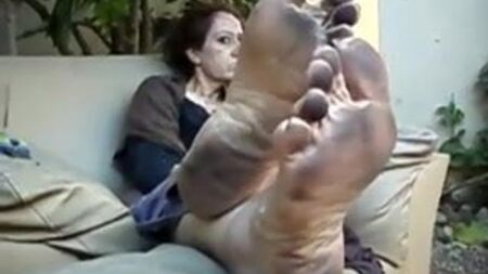 Una mujer mayor mostrando sus pies sucios