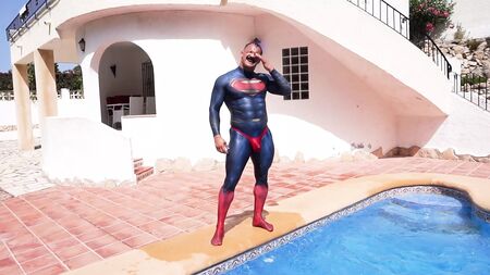 A Superman se le moja por completo el traje de spandex con tanga