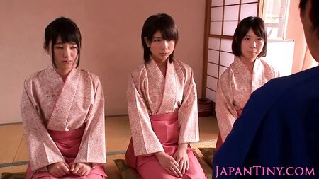 Chicas menudas con kimono japonés en roles de dominación se lanzan sobre un tío
