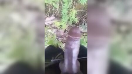 PNG: Un hombre de Engan orinando