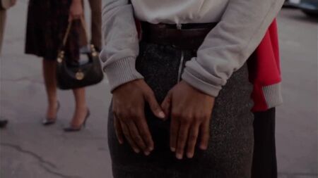 A Meagan Good, de piel oscura, le tocan el trasero en EXTRA, 24 de abril de 2019