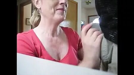 Una madre madura chupando una polla y tragándose el semen