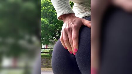 Travesti provocativo con pantalones ajustados de yoga en la calle