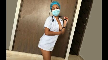 Una enfermera traviesa en lencería sexy después del trabajo