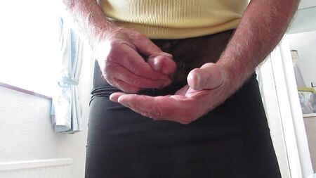 Las protuberancias de los tirantes bajo una falda ajustada