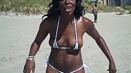¡El bikini de Lezli es tan pequeño que no tapa NADA!