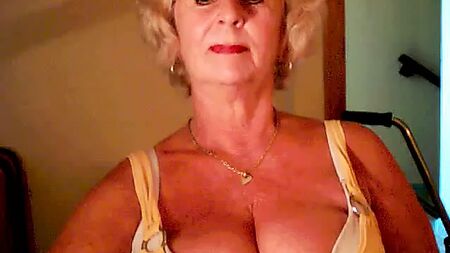 Una abuela con un cuerpo espectacular, muy habladora y provocativa