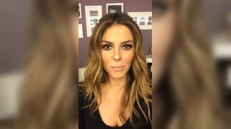 María Menounos luce su escote