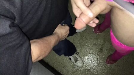 Un admirador de edad avanzada en una tienda erótica, divirtiéndose en la cabina con orificio degloria