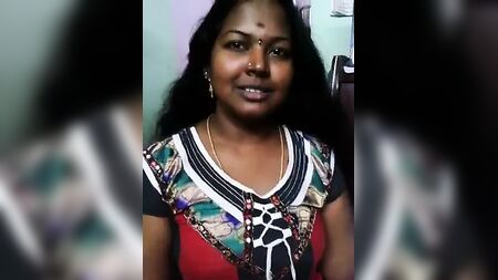 Una señora de Chennai luce su espectacular figura con audio en tamil