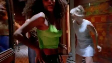 Los pezones erectos de Mel B en un fragmento del vídeo de «Wannabe»