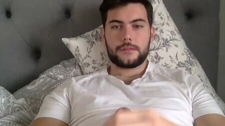Un guapo italiano acariciándose su gran salchicha