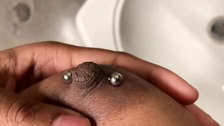 Una youtuber negra de pechos grandes se hace un piercing en los pezones