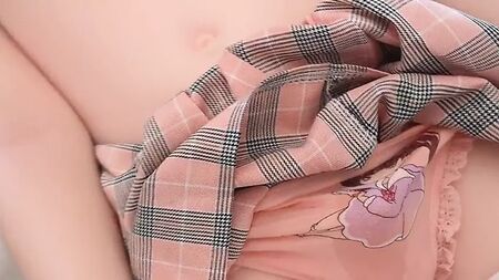 Una muñeca sexual transexual se folla y es follada por un peluche