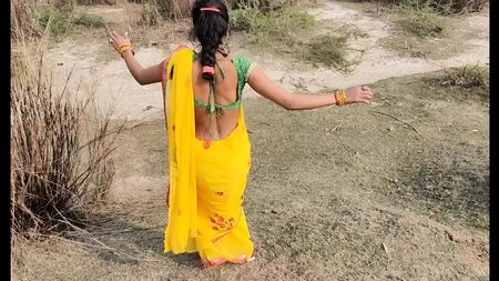 Sexo al aire libre en un pueblo indio con una chica de 18 años en Khet: exhibición de un culo grande y natural con voz clara en hindi
