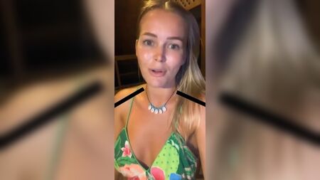 Cállate y enséñanos las tetas, zorra