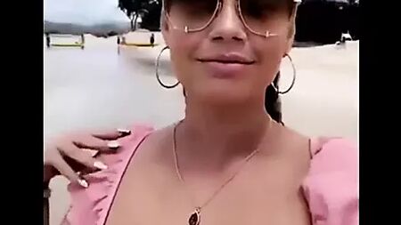 Chanel West Coast en topless con destellos de areolas y pezones