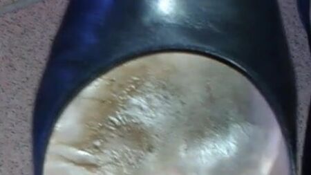 Estropear los tacones de mi novia con semen