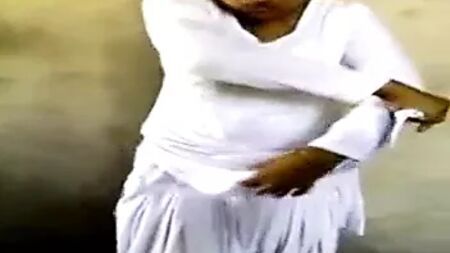 Una chica punjabi se desnuda y toca una polla