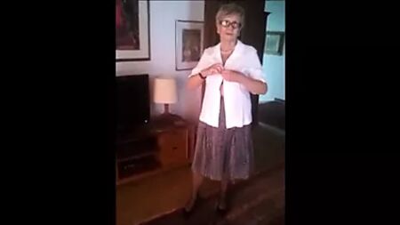 Una mujer madura ofrece un espectáculo
