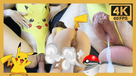 Mi hermanastra de 18 años se monta encima de mí en la silla del sexo vestida de Pikachu y se lleva una buena corrida. Cosplay de Pokémon
