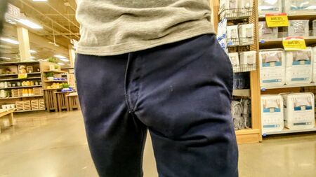 Un bulto enorme a la vista de todos. Pantalones nuevos para presumir y llevar sin calzoncillos