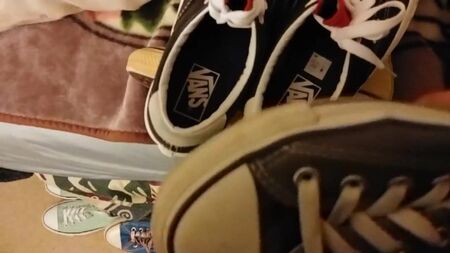 Una enorme corrida sobre las zapatillas de la mujer
