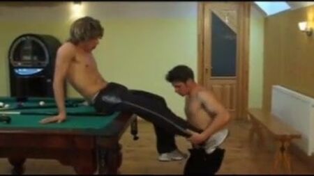 Un surfista se divierte con un chico guapo