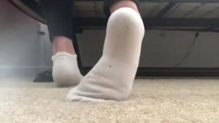 Una chica de 18 años se quita los calcetines