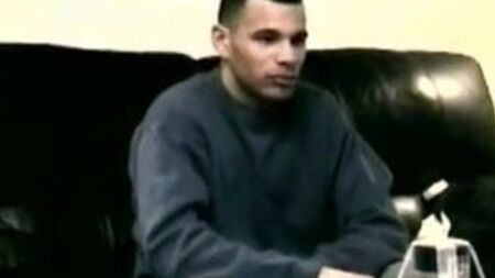 Un doble de Mike Tyson recibe una paja de un chico gay