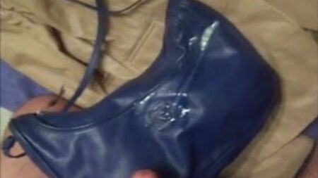 correrse sobre un bolso de cuero suave y una chaqueta de cuero