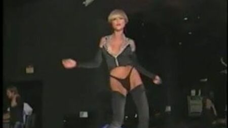 La provocativa danza de la leoparda
