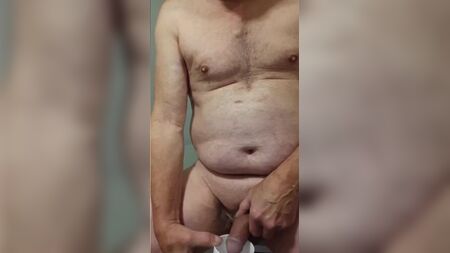 el abuelo se corre delante de la cámara web