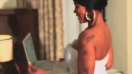 Deelishis: El culo de una MILF negra muy sexy (PG-13) - Ameman
