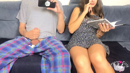 ¡Mi hermanastro estaba viendo porno delante de mí! ¡Pero me puse cachonda y nos la masturbamos mutuamente! ¡Orgasmo!