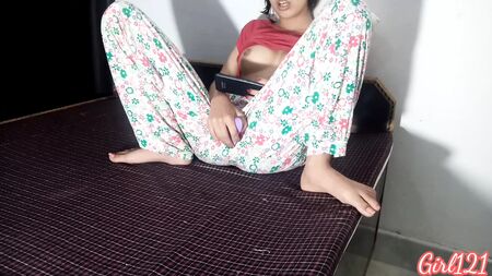 Pillan a una hermanastra adolescente india viendo porno