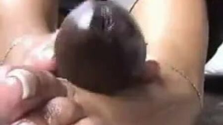 Paja con los pies de una chica negra 13