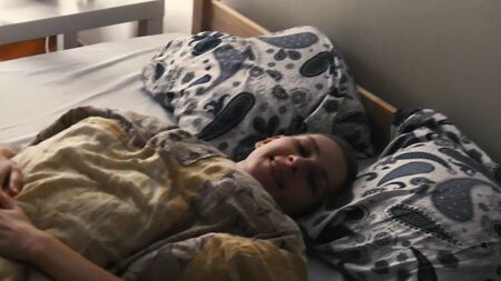 Cámara oculta de voyeurismo: una chica sexy se masturba