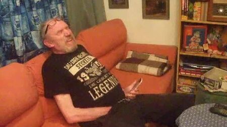Una cerda ve porno en el móvil y se masturba