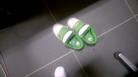 Juegos sensuales con las zapatillas Osiris