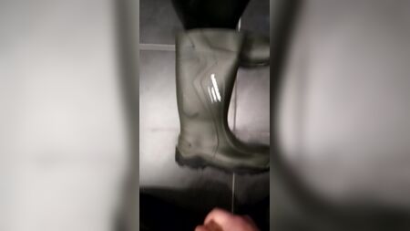Eyaculación sobre unas botas de goma Dunlop Purofort