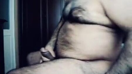 ¡Un osón posando en ropa interior! ¡Qué polla más grande!