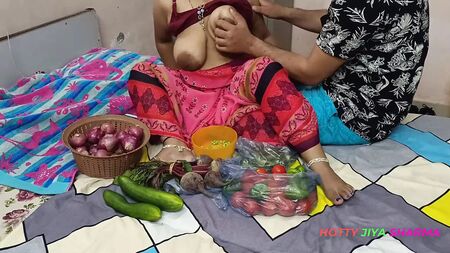 ¡A XXX Bhojpuri Bhabhi, mientras vendía verduras y lucía sus pezones prominentes, un cliente le echó una risita!