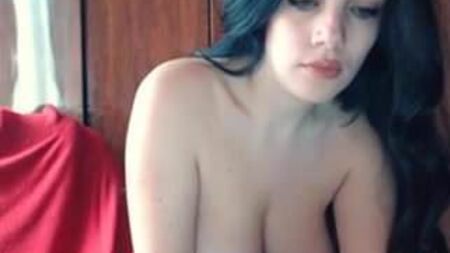 Chica rusa de webcam con tetas de pezones grandes